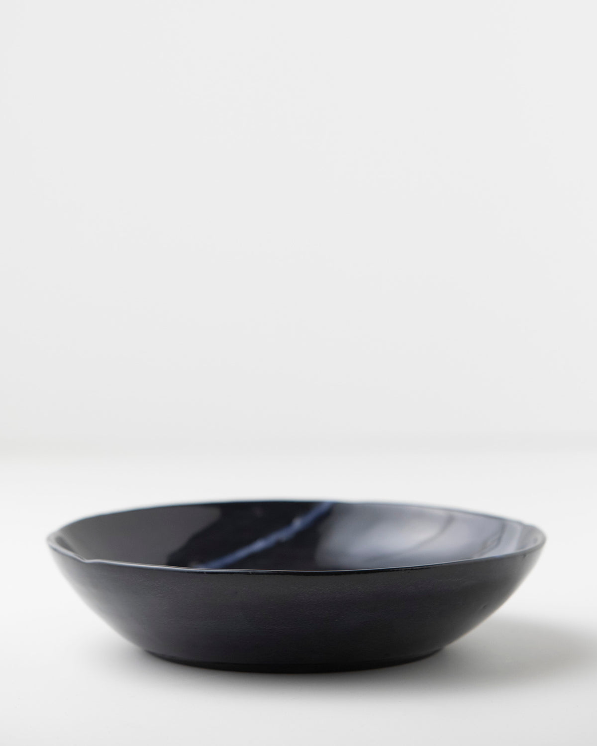 Shallow serving bowl